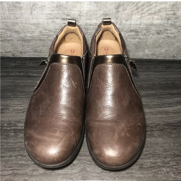 Clarks Unstructured Un Adorn Size 8.5 Side-Zip Slip-Ons Dark Brown W/Bronze Trim - Picture 1 of 11